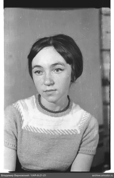 Porträt einer Frau in hellem Pullover