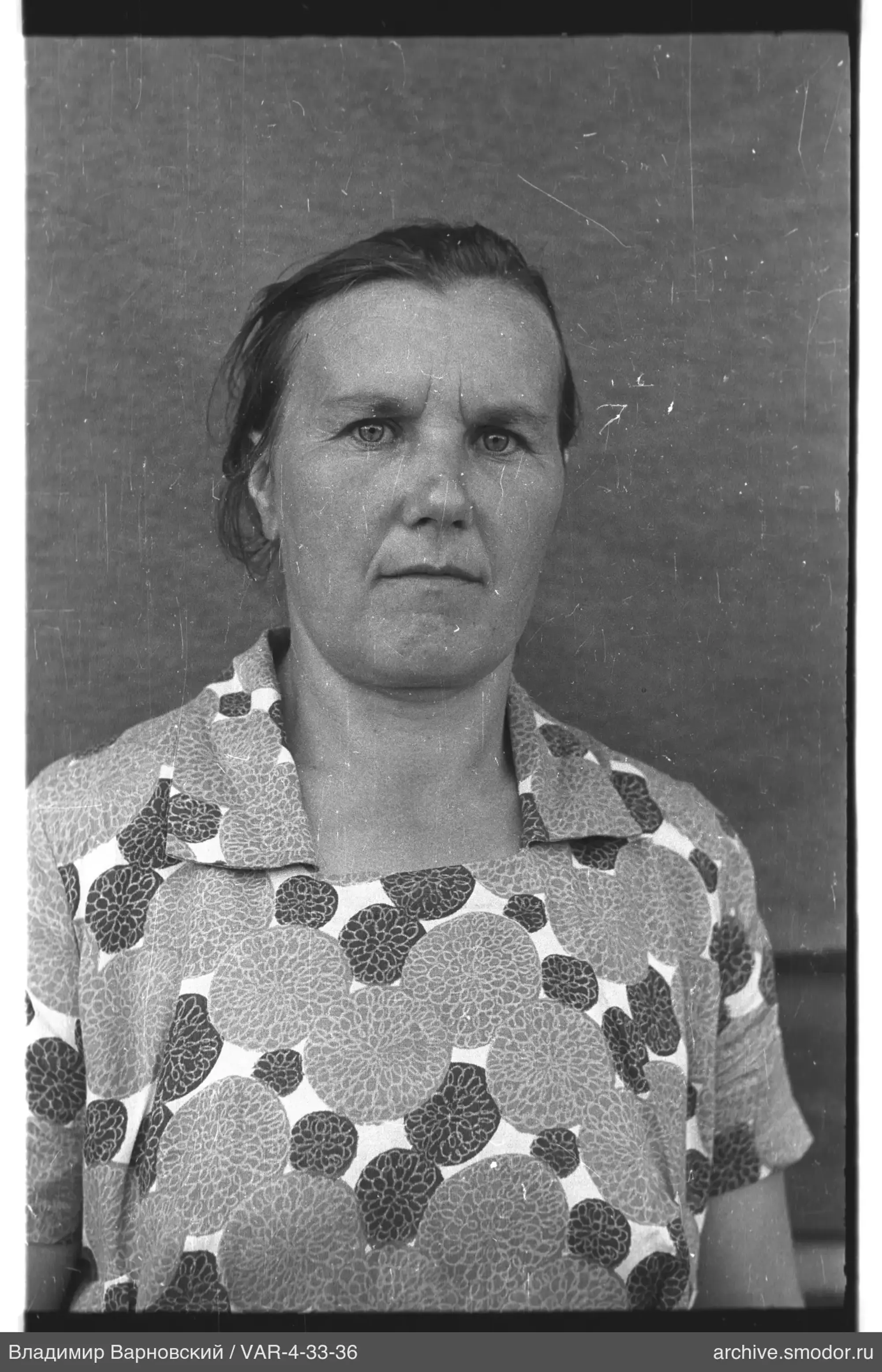 Portrait of a woman with short-sleeved shirt
