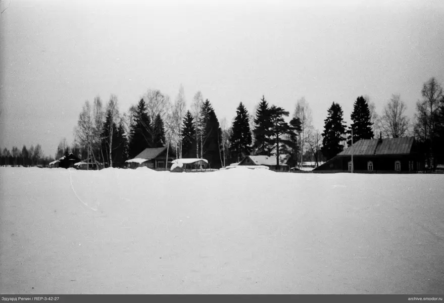 Landschaft mit Holzhäusern und Schnee