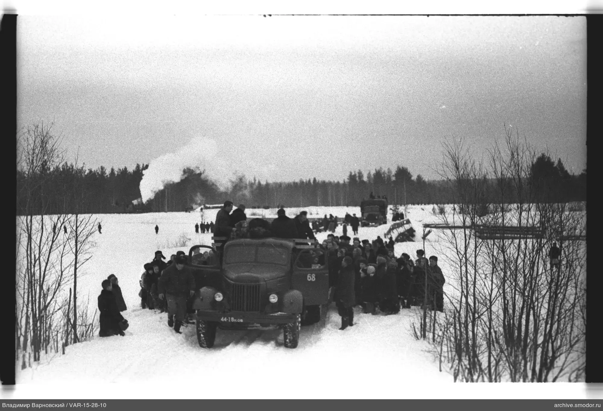 Lastwagen auf verschneiter Straße