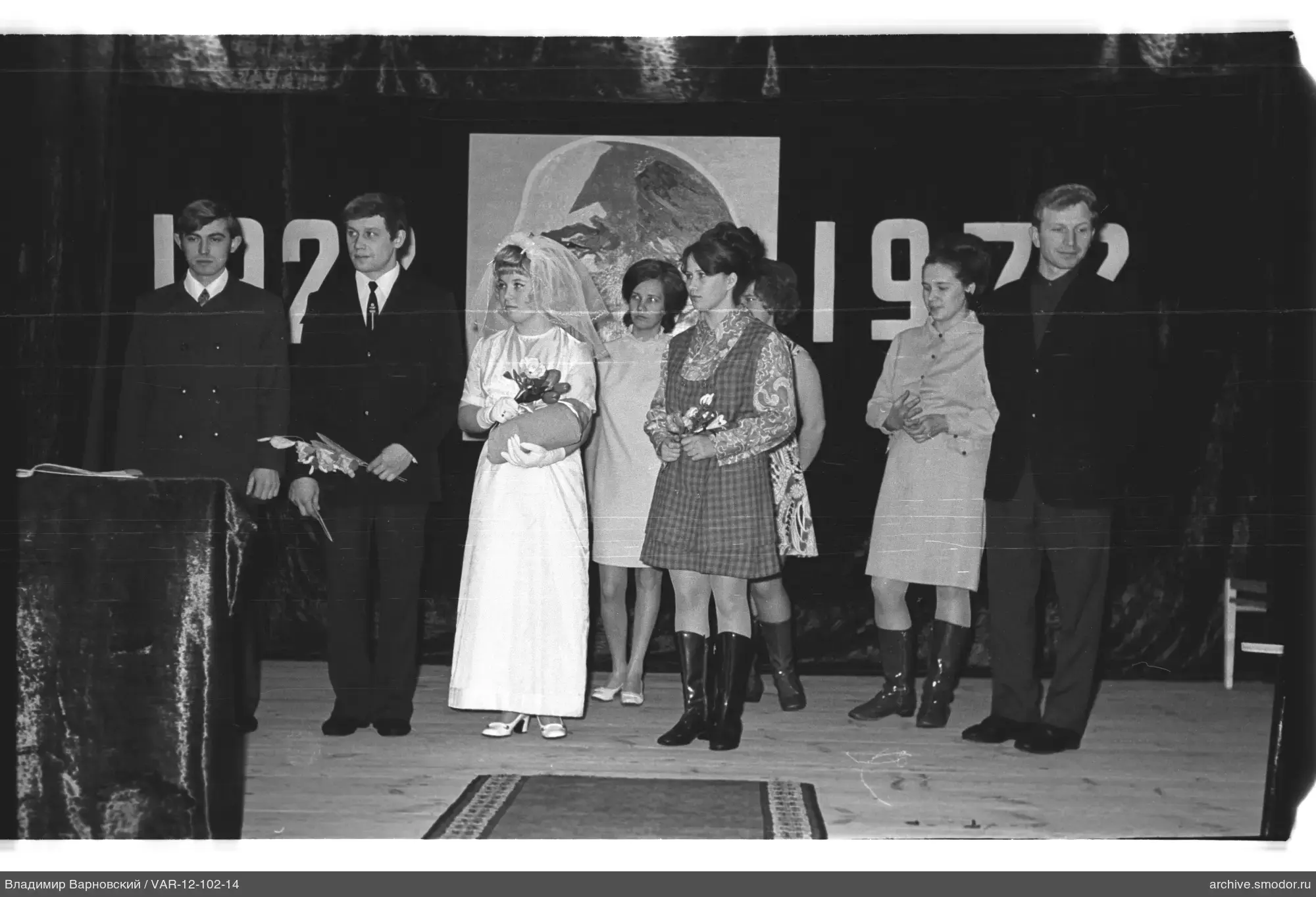 Gruppenporträt auf Bühne mit den Jahren 1922 und 1972