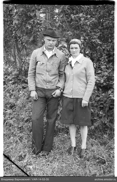 Mann und Frau auf dem Gras