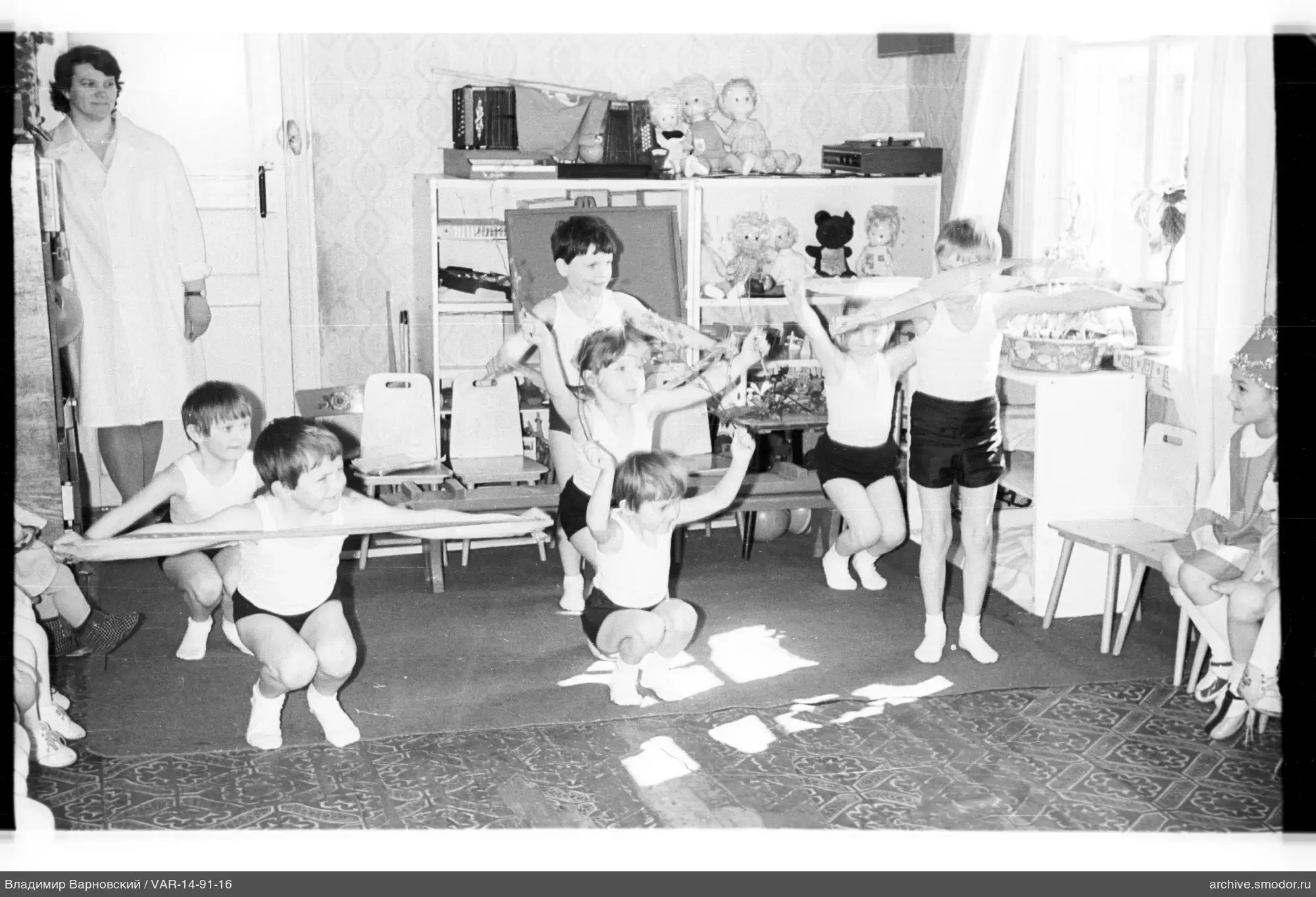 Kinder mit Gymnastikbändern im Raum