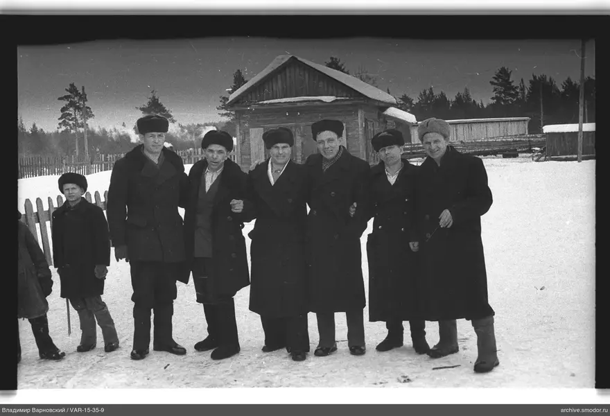 Gruppe von Männern und Junge im Schnee