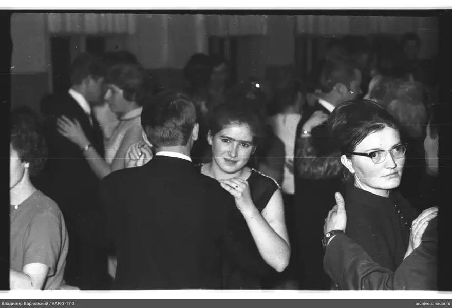 Couples dancing at an event