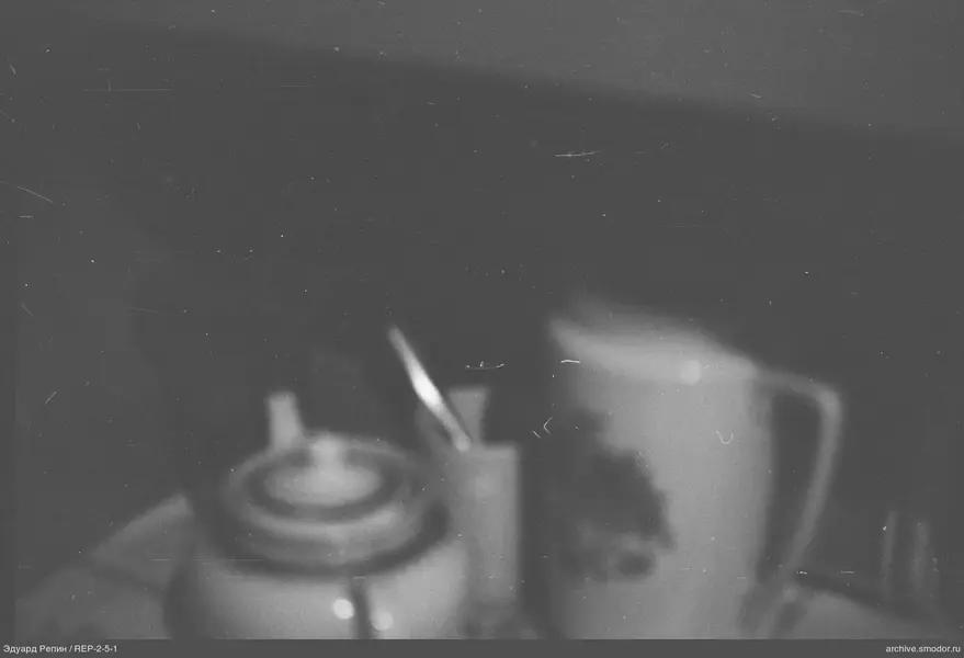 Nahaufnahme eines Teekessels und einer Tasse