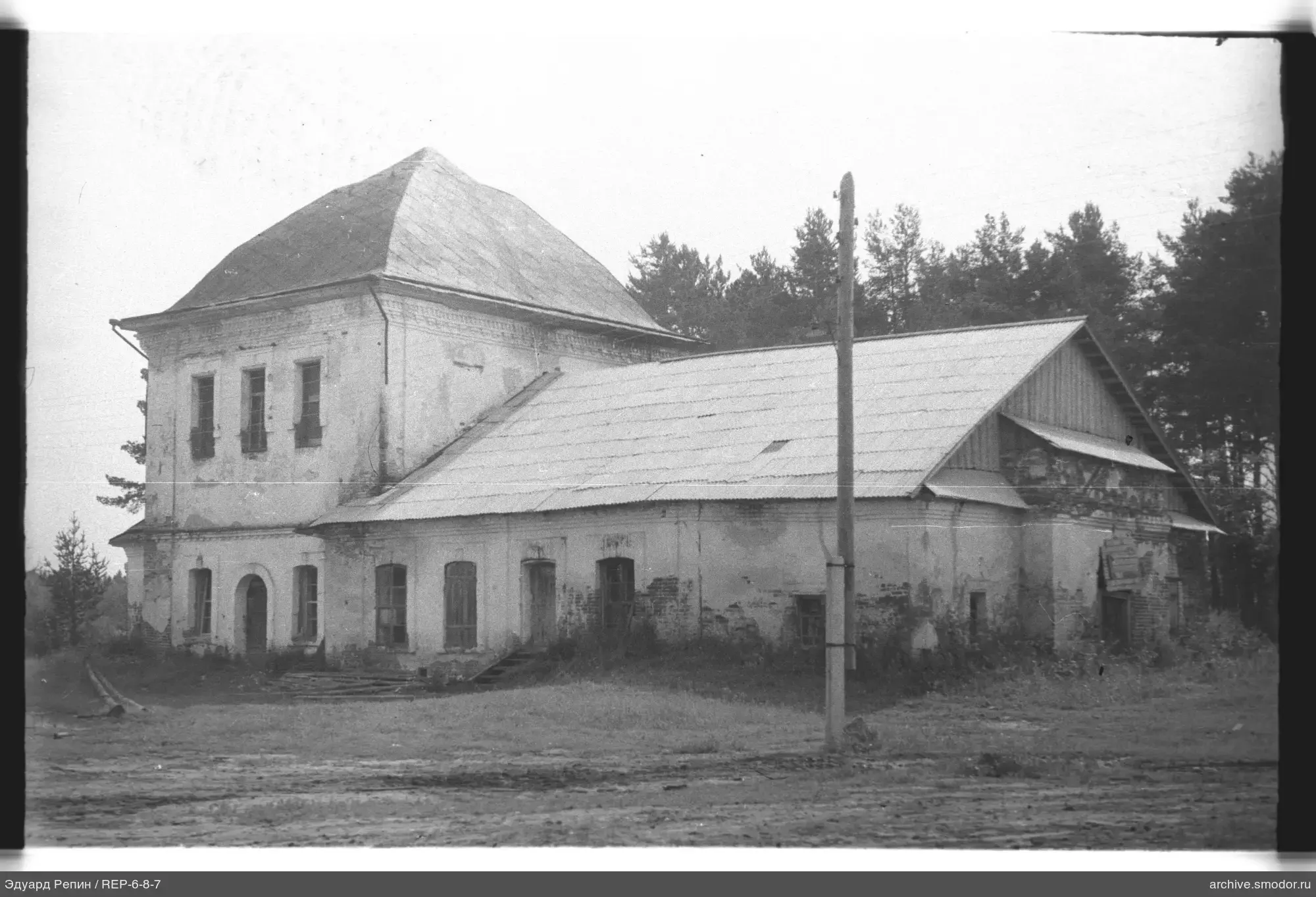 Zweistöckiges Gebäude mit Zeltdach