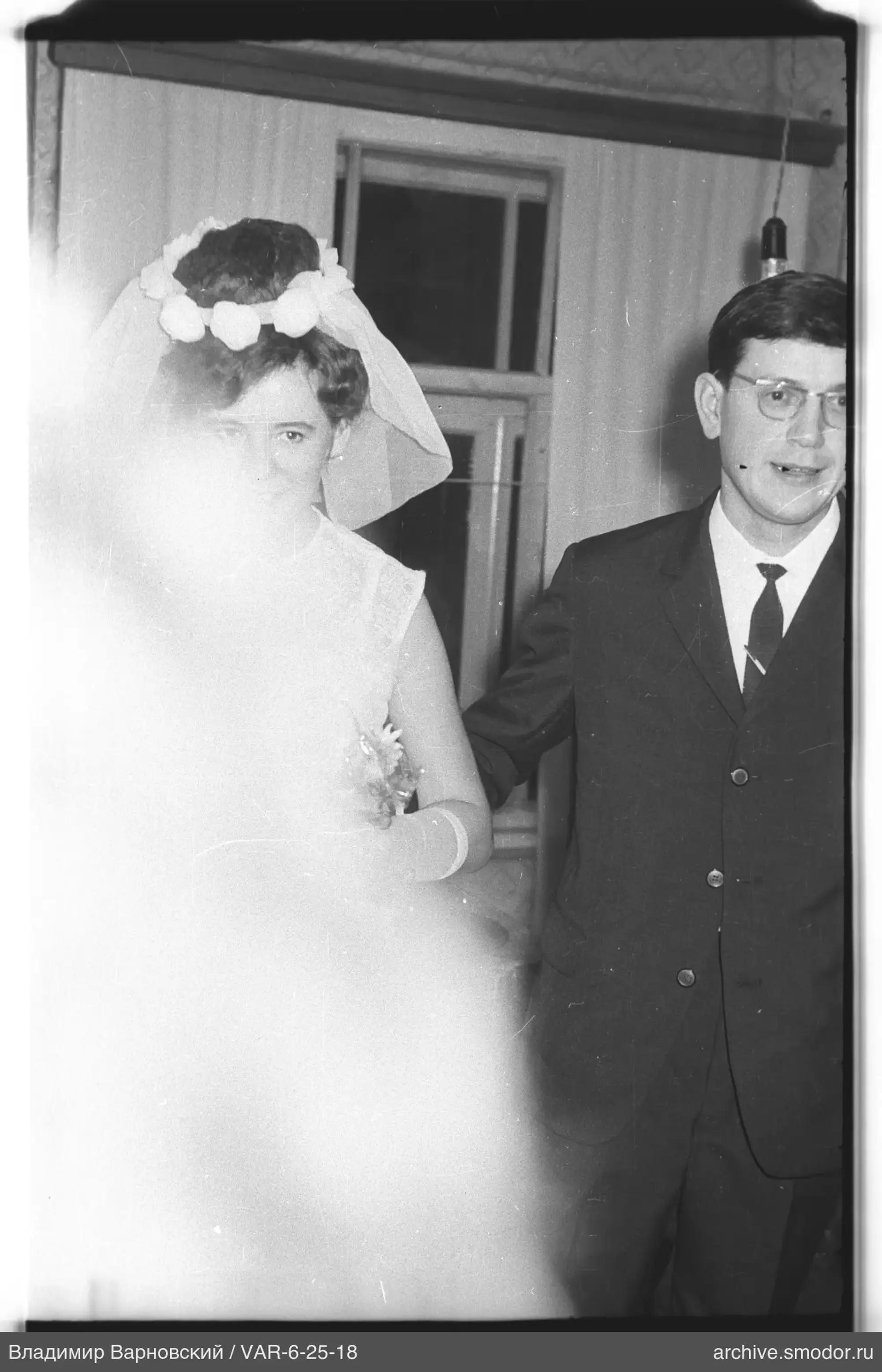 Gruppenporträt mit Frau im Hochzeitskleid