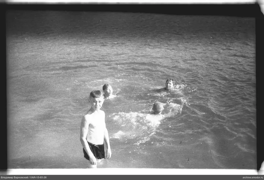 Vier Jungen im Wasser
