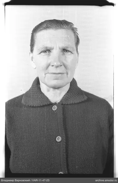 Porträt einer Frau in dunkler Strickjacke