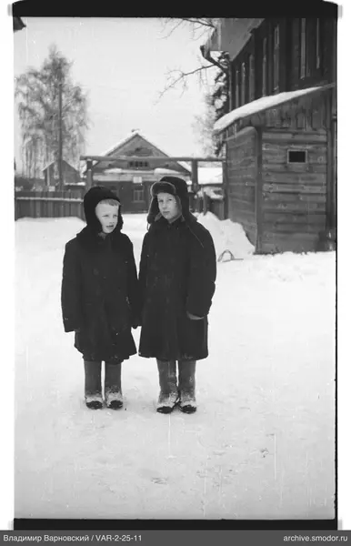 Zwei Jungen im Schnee in warmer Kleidung