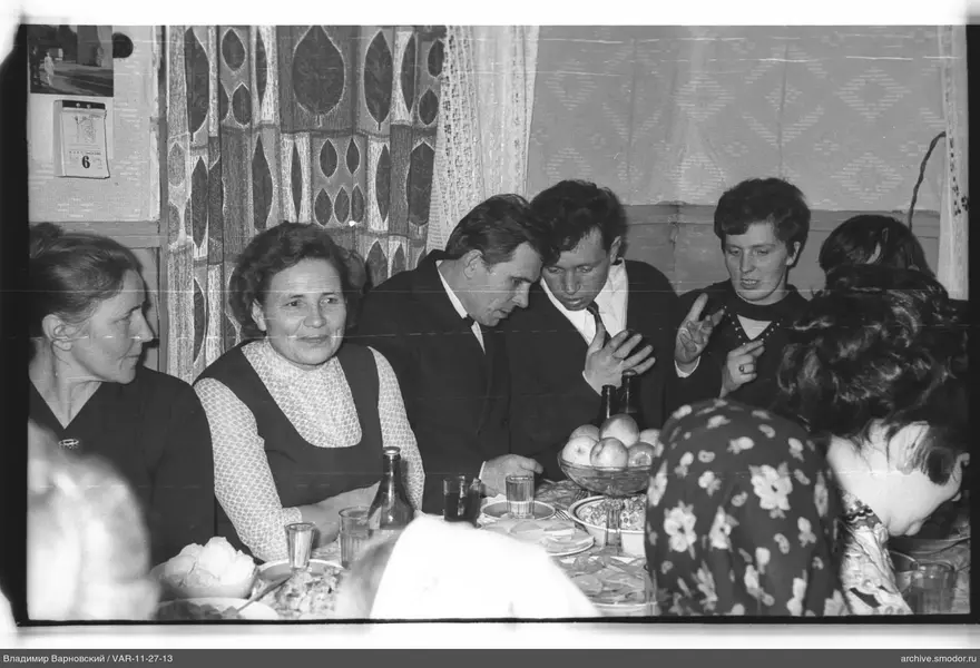 Gruppe bei Tisch mit Essen und Getränken