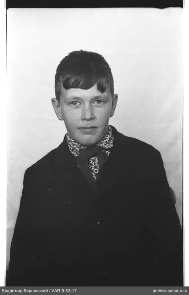Porträt eines Jungen in dunkler Jacke