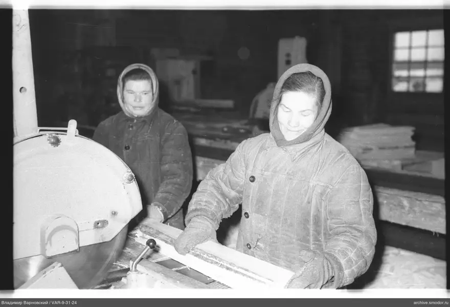 Zwei Frauen bei der Arbeit mit einem Holzbrett