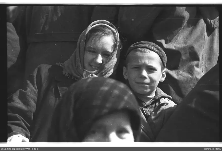 Gruppenporträt mit Frau und Kindern