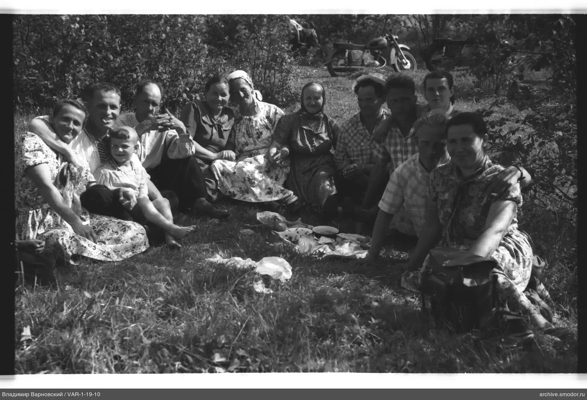 Gruppe von Menschen mit Essen und Motorrad