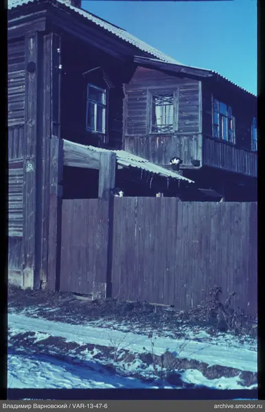 Двухэтажный деревянный дом с котами