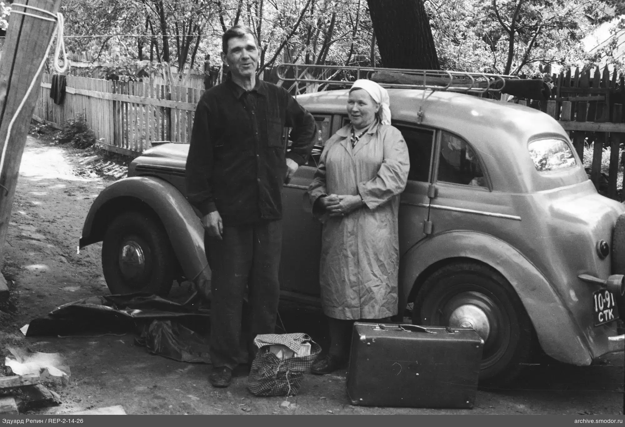 Gruppenfoto mit Auto und Gepäck