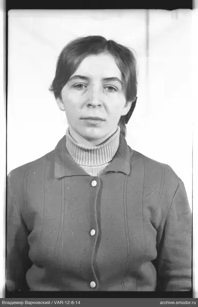 Porträt einer Frau in hellem Rollkragenpullover und dunkler Strickjacke