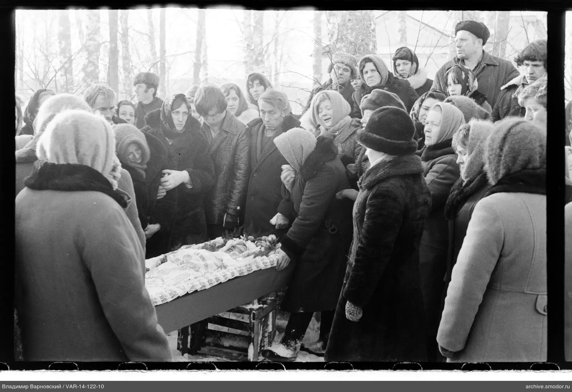 Группа людей у открытого гроба ребенка