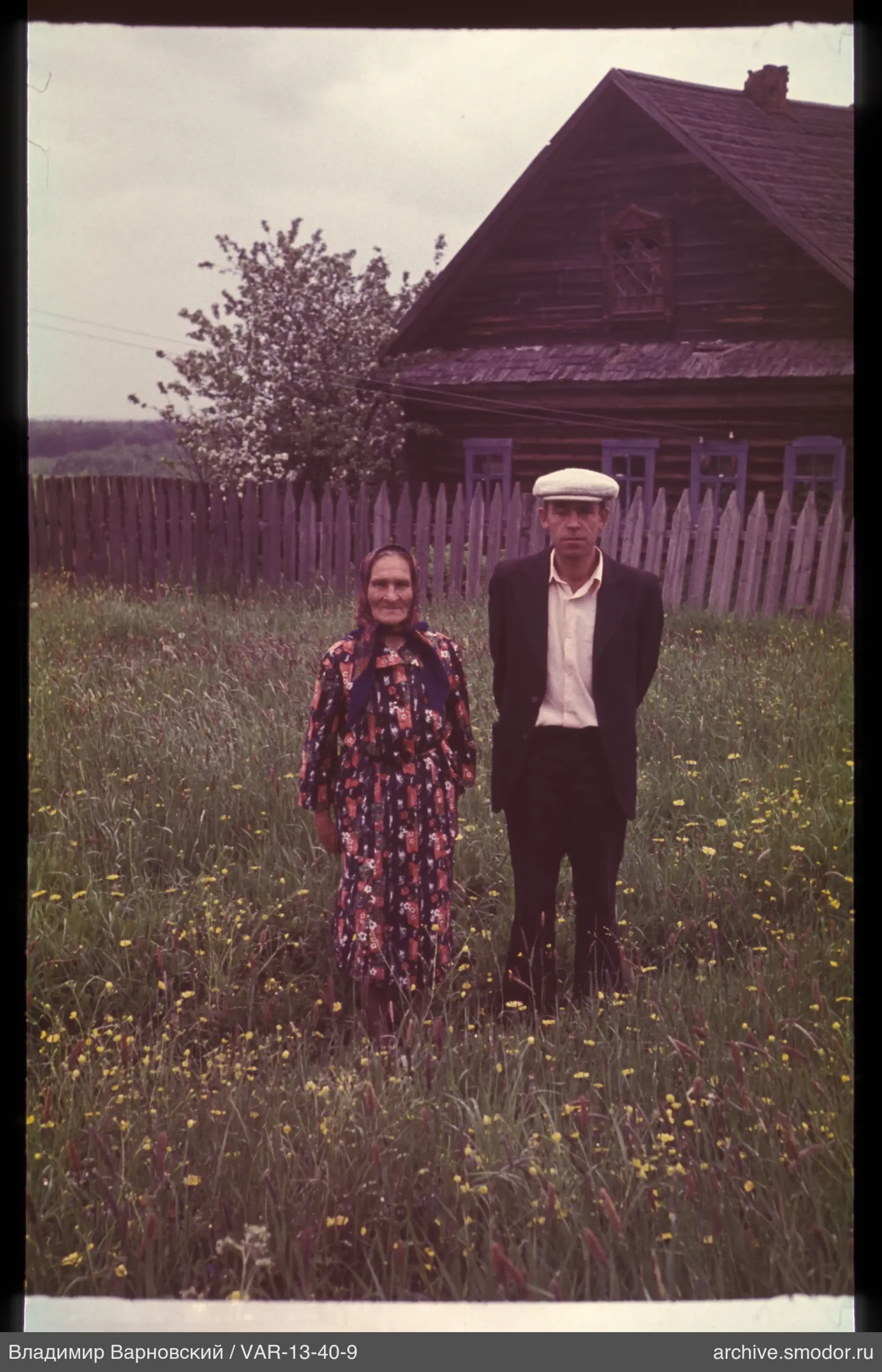 Gruppenporträt auf Feld mit Haus