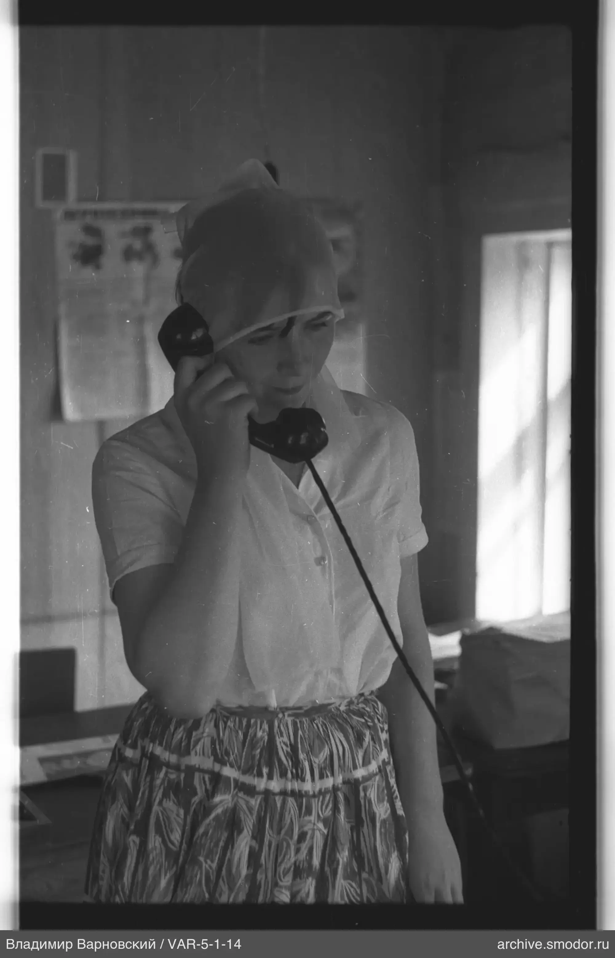 Frau mit Telefonhörer