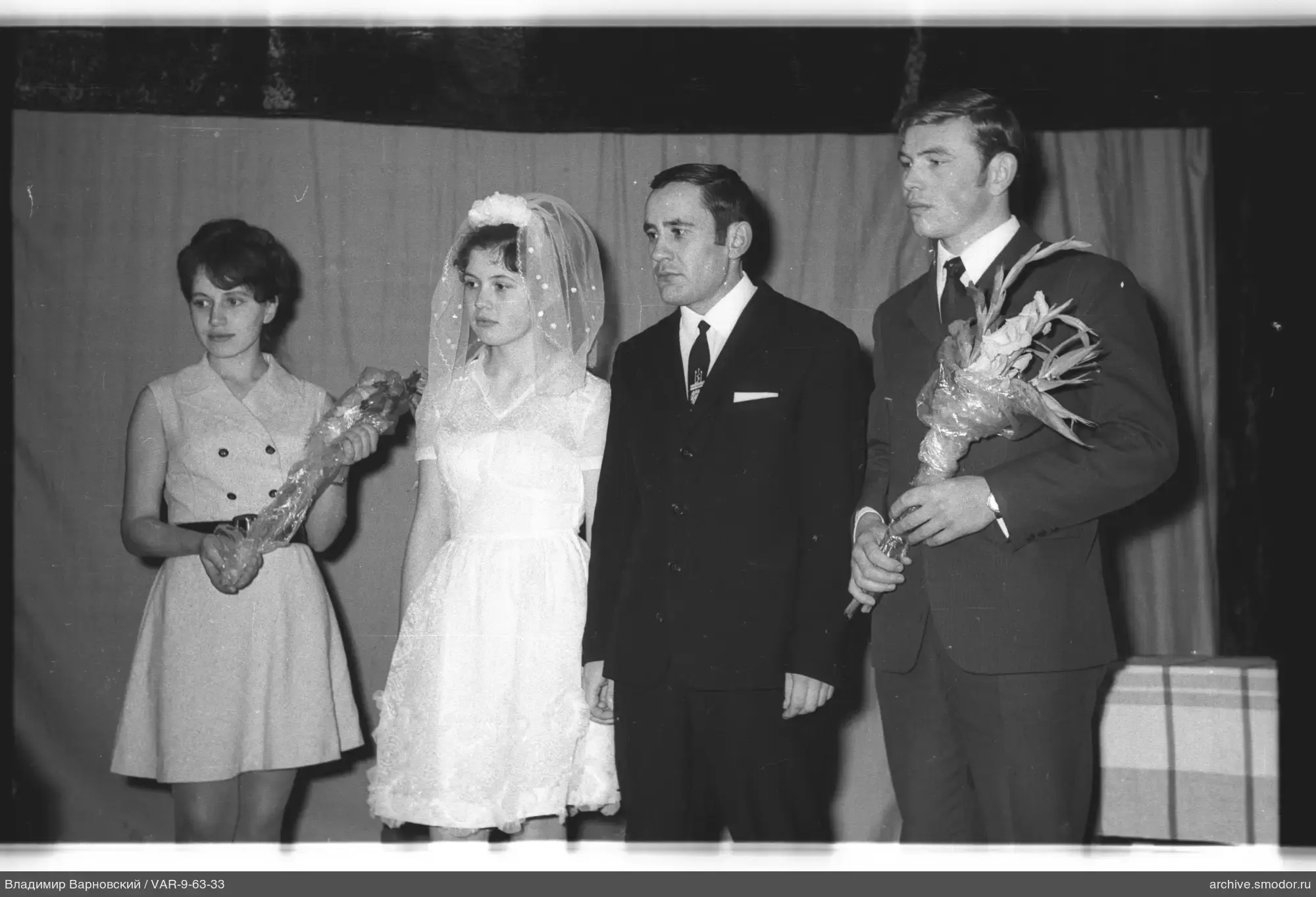 Gruppenporträt mit Blumen und Schleier