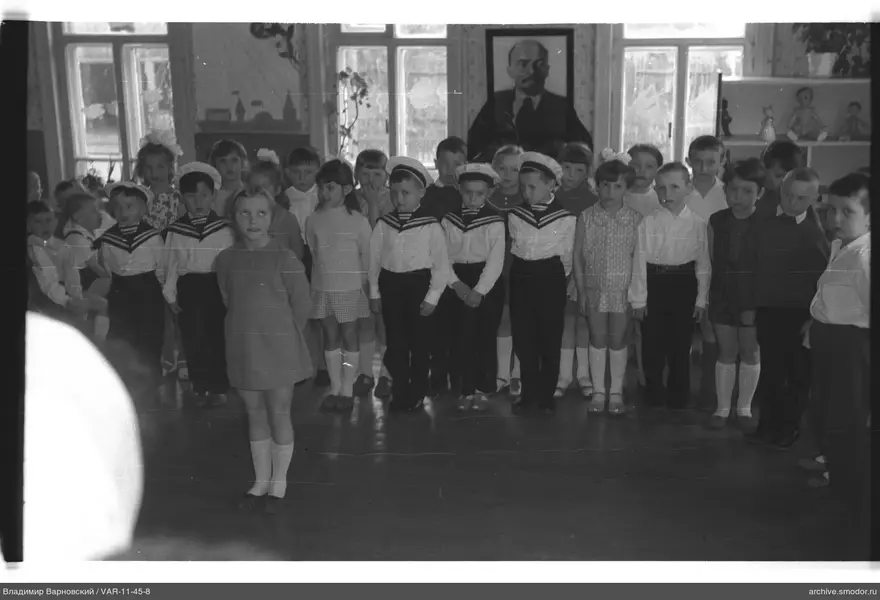 Gruppe von Kindern im Raum
