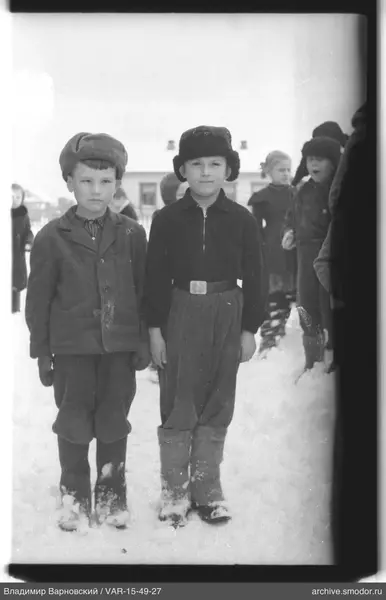 Zwei Jungen in Winterkleidung im Schnee