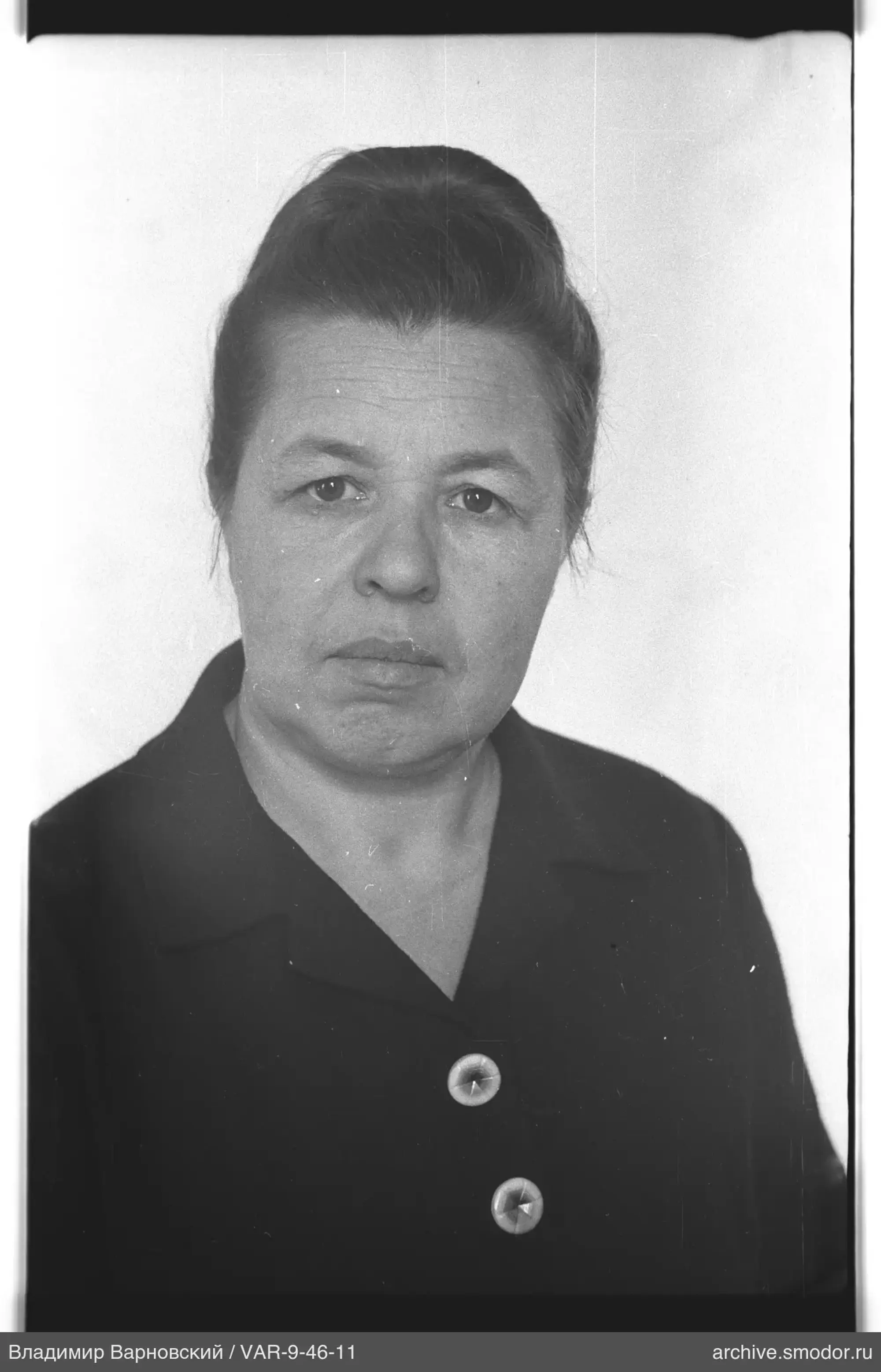 Porträt einer Frau in dunkler Jacke