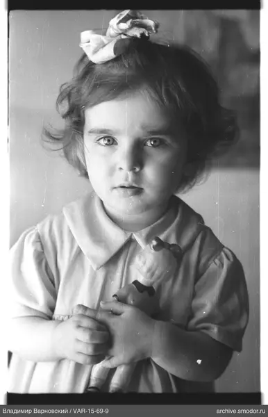 Mädchen mit Puppe im Portrait