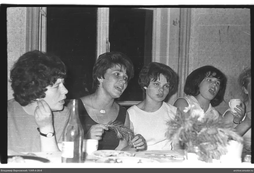 Gruppenporträt von Frauen am Tisch