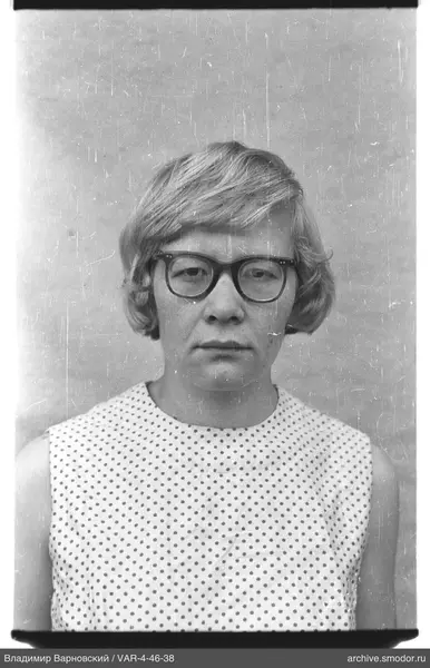 Porträt einer Frau mit Brille und ärmelloser Bluse