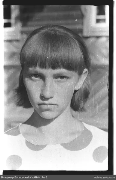 Porträt eines Mädchens mit kurzen Haaren