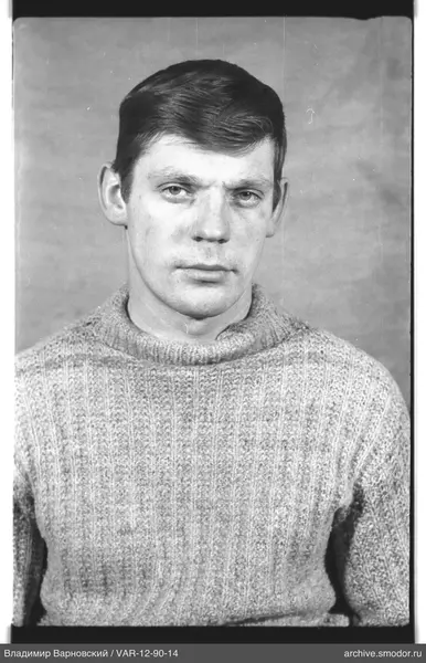Porträt eines Mannes in hellem Pullover