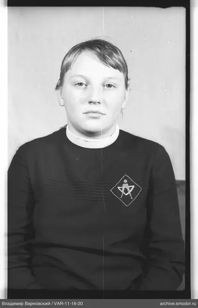Porträt einer Frau mit Emblem auf Pullover