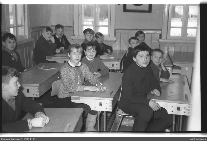 Gruppenporträt von Schulkindern im Klassenzimmer