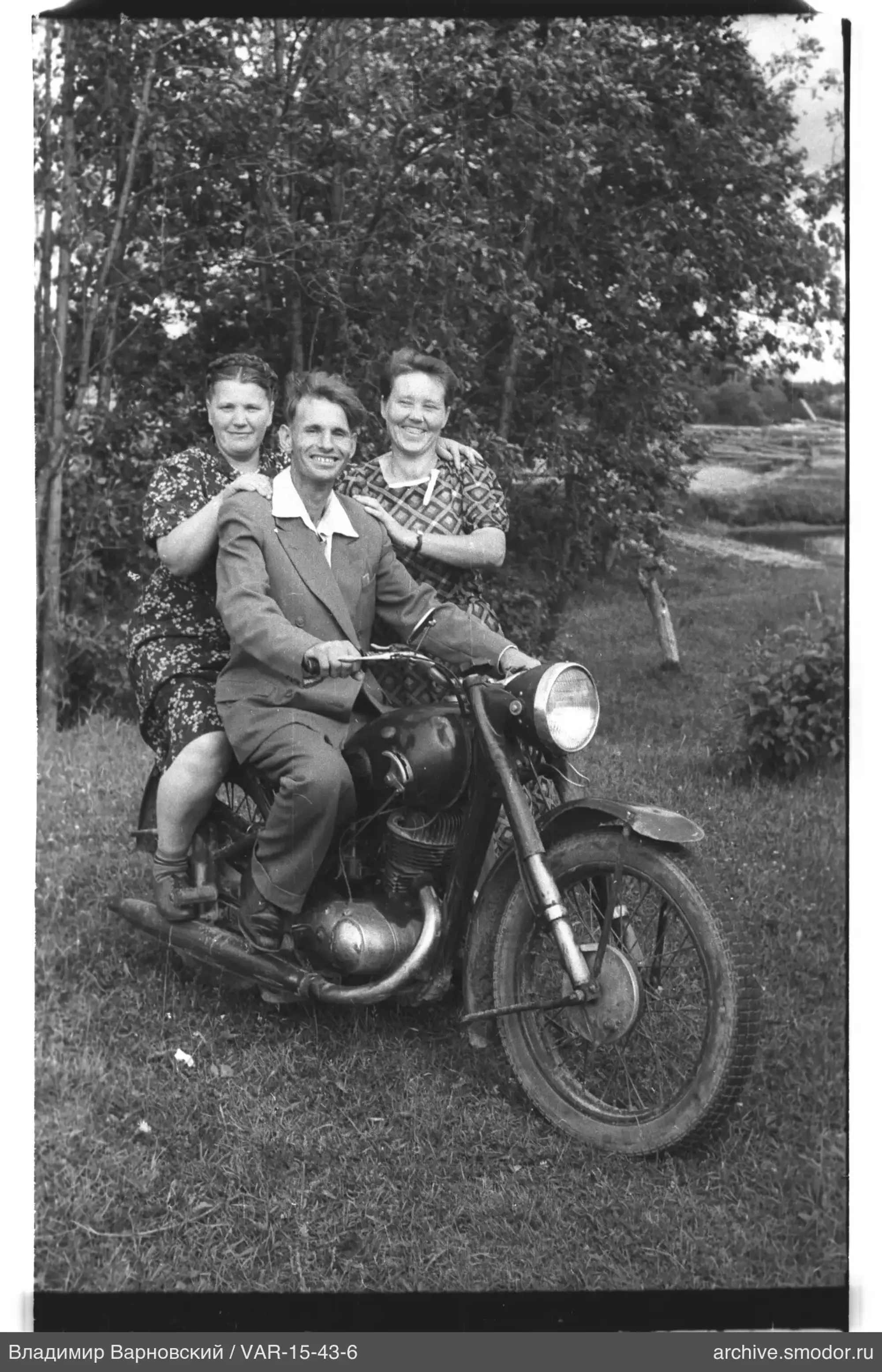 Gruppe auf einem Motorrad