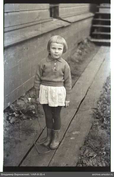 Mädchen mit Springseil auf Holzweg