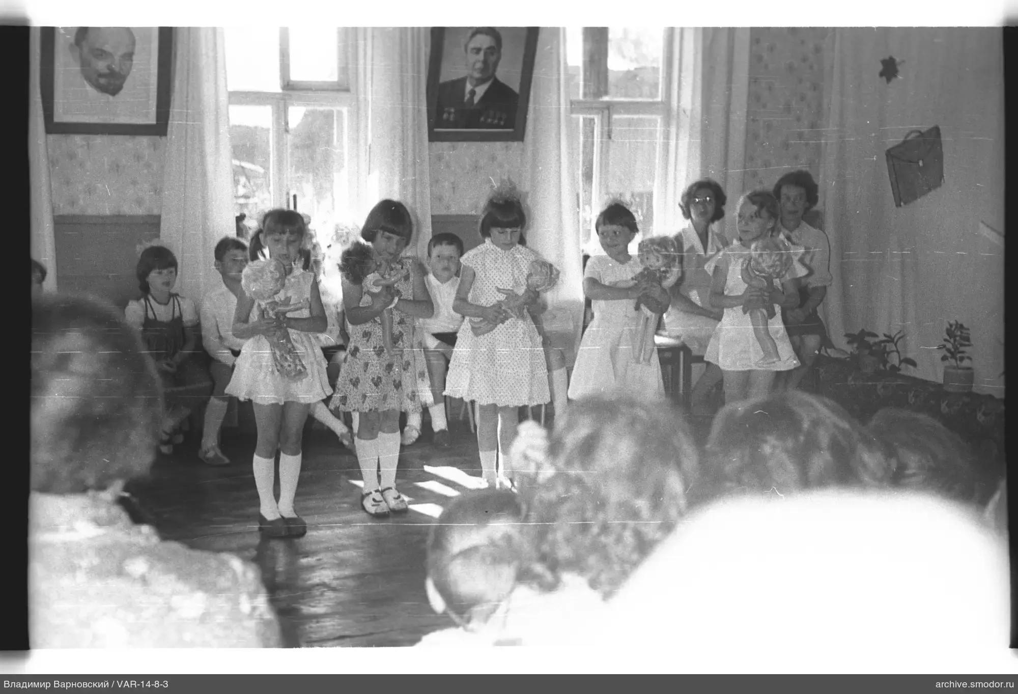 Gruppe von Mädchen mit Puppen