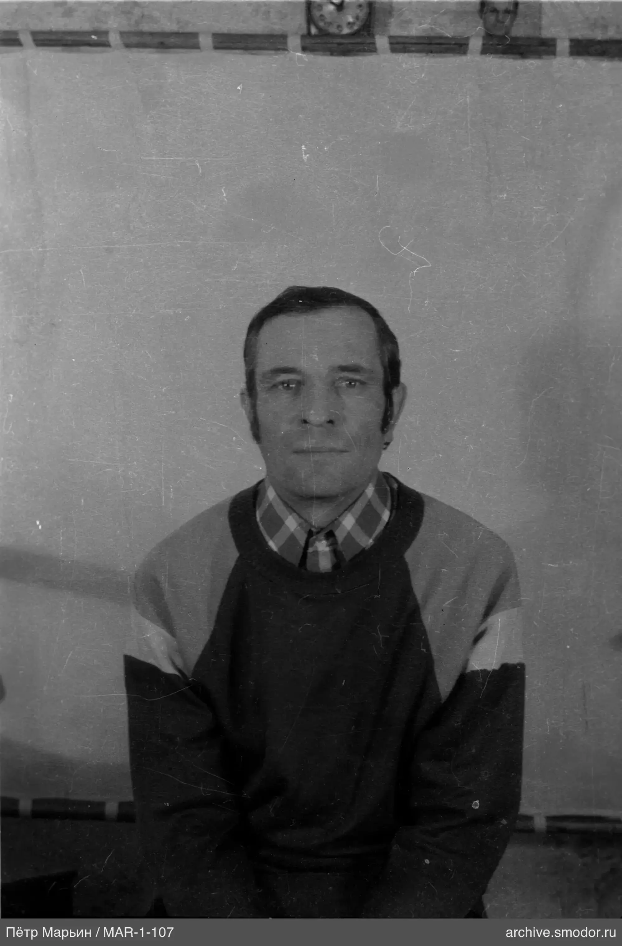 Porträt eines Mannes in gestreiftem Pullover