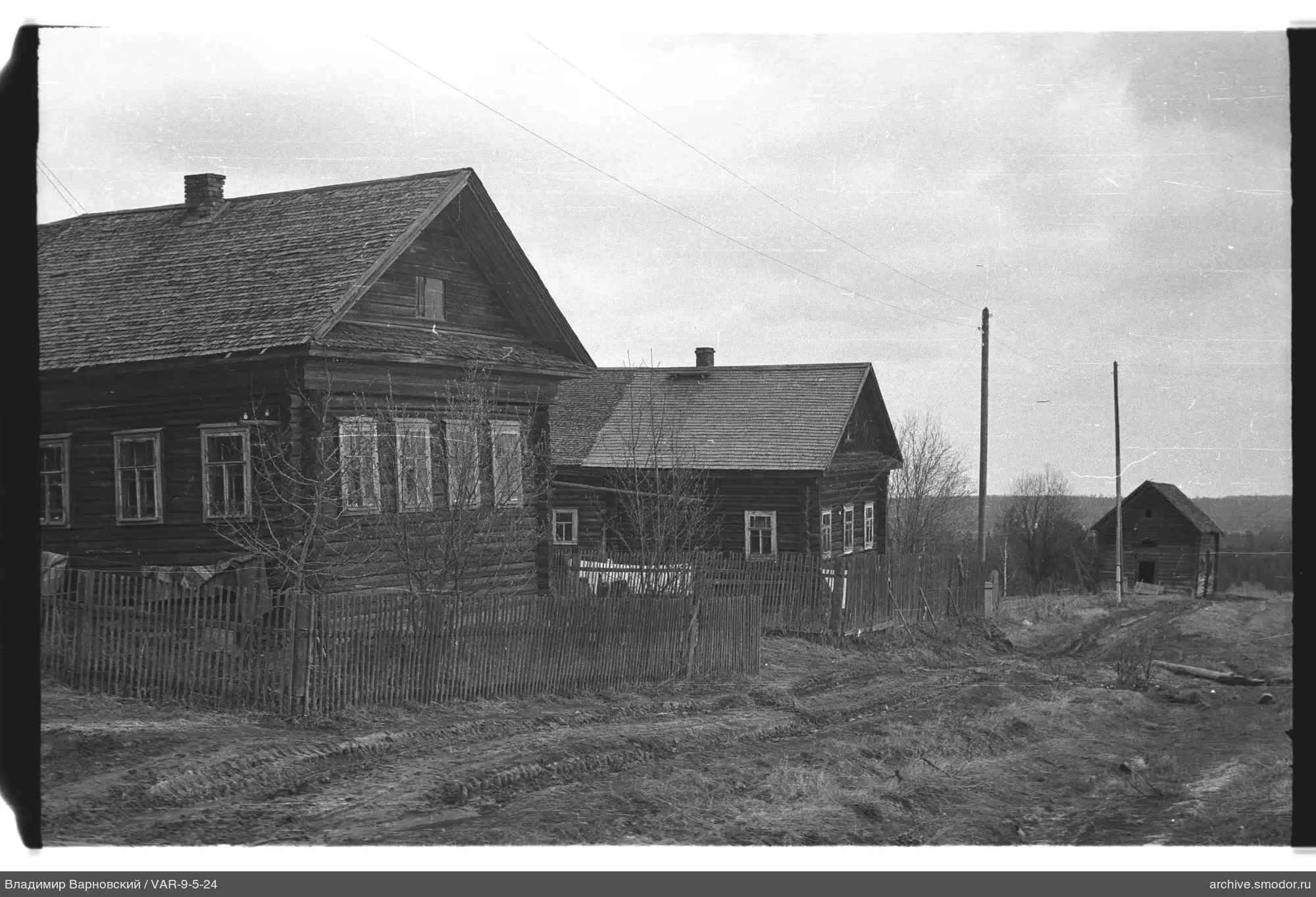 Holzhäuser mit Zaun und Straße