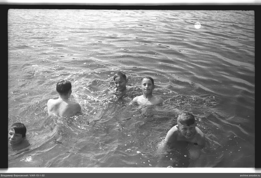 Fünf Jungen im Wasser