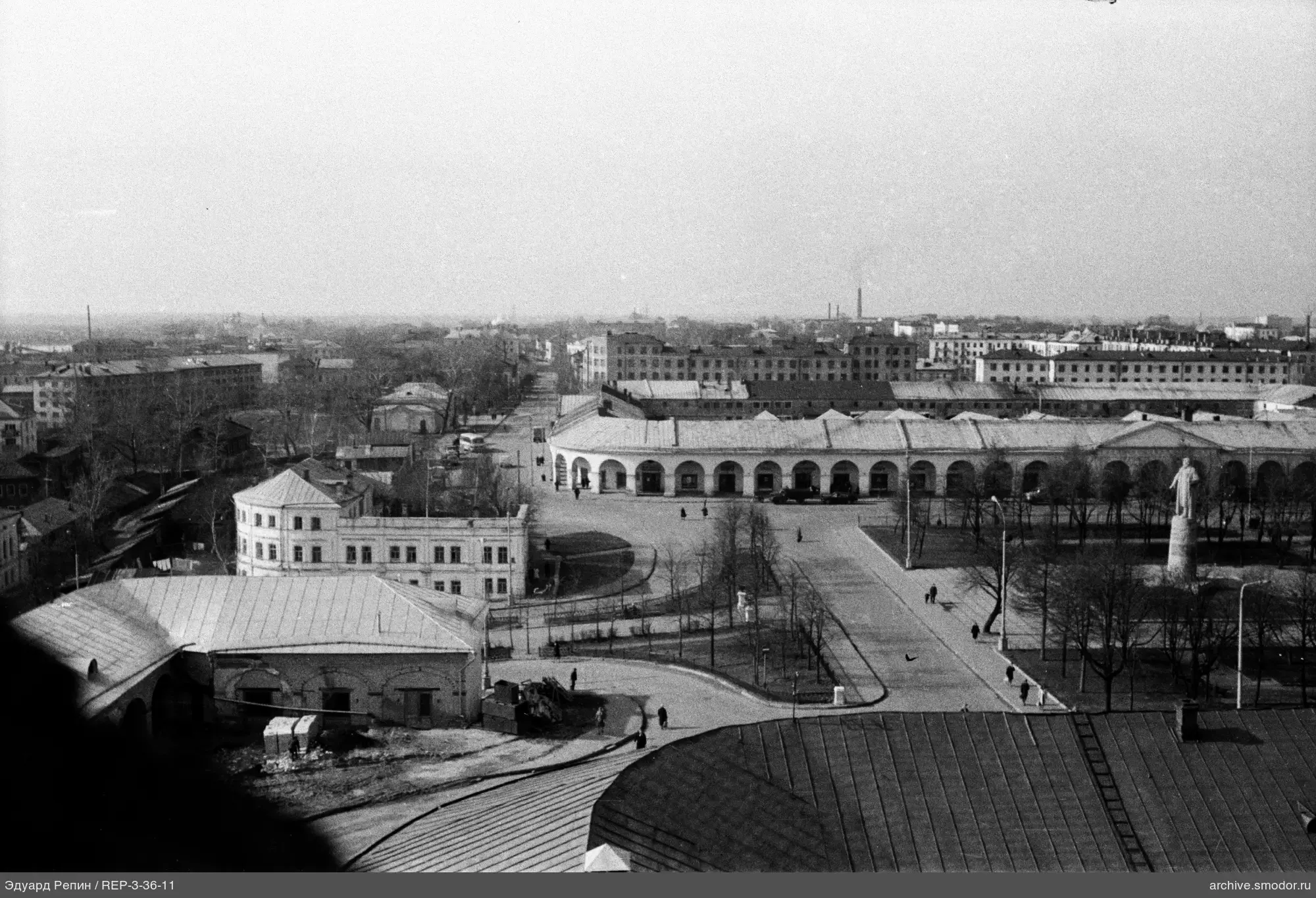 Stadtlandschaft mit Platz und Denkmal