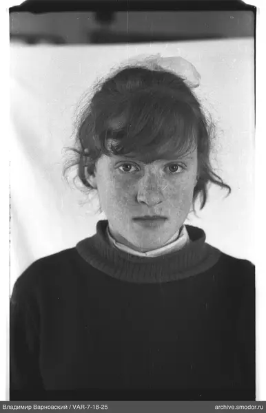 Porträt einer Frau in dunklem Pullover