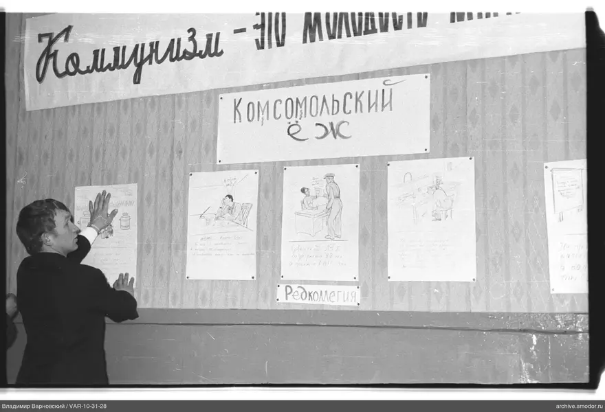 Man with drawings and inscriptions on the wall