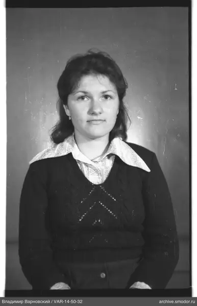 Портрет женщины в свитере и рубашке
