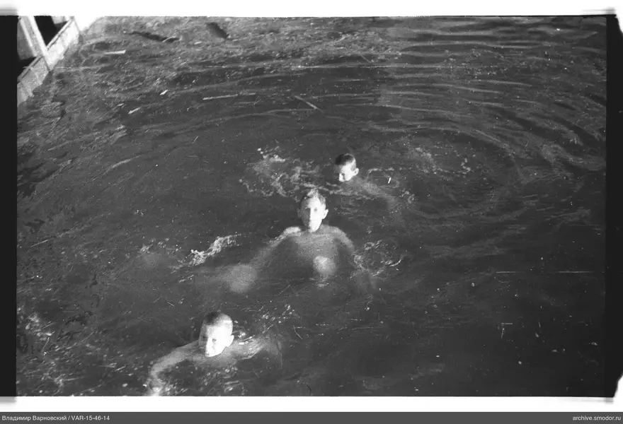 Drei Jungen im Wasser