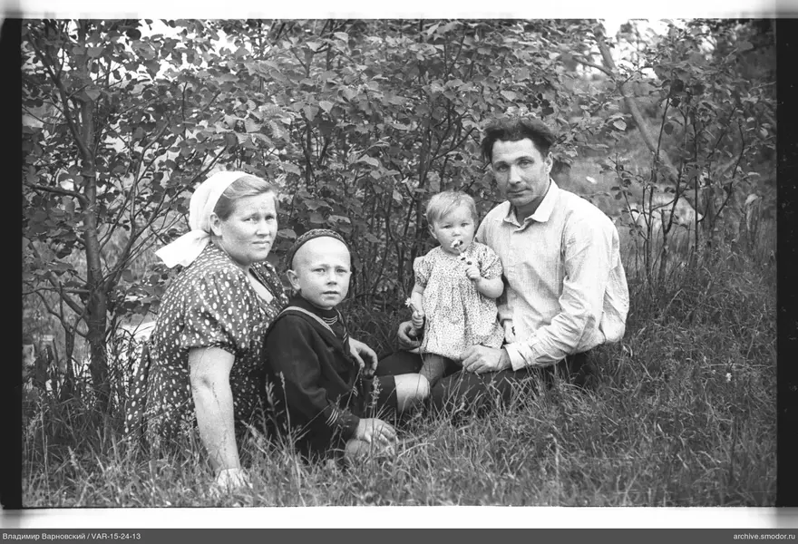 Gruppe von vier Personen auf Gras