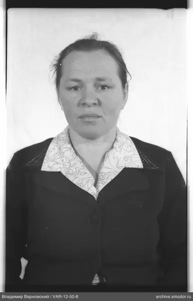 Porträt einer Frau in dunklem Jacke
